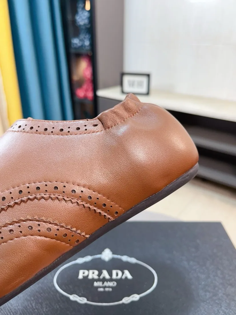Men's shoes 💰560🌸🌸Men's shoes 💰prada/Prada New men's spliced ​​casual sports shoes. These sports shoes use exquisite stitching technology to outline a unique geometric texture, and contemporary lines and details reinterpret the classic sports style. The upper is made of ultra-official material, and the inner foot pad is made of cow leather. It is light and breathable, practical and versatile, and the outsole has a laser logo to create a comfortable wearing experience. Comes with full set of original packaging dust bag! Size: 38-44 (45 customized)